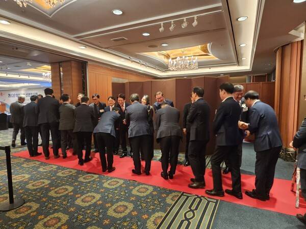 한국화학산업협회 회원사들이 인사를 나누는 모습.&nbsp;[출처=이남석 EBN 기자]