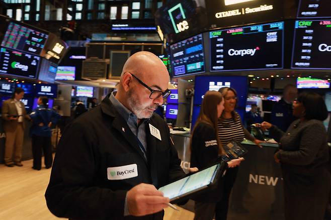 뉴욕증권거래소에서 트레이더가 주가를 살피고 있다. 뉴욕/AFP연합뉴스