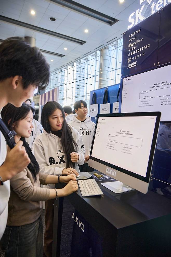 SK텔레콤이 과학기술정보통신부 주최 '독자 AI 파운데이션 모델 프로젝트 1차 발표회'에서 대국민 프리젠테이션을 통해 자사의 AI 모델인 A.X K1에 대해 공개한다. 사진=SK텔레콤 제공