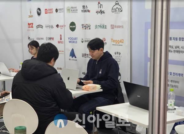 토더가 코엑스 프랜차이즈 창업박람회를 통해 솔루션기반의 프로그램을 상담 시연하고 있다. [사진=강동완 기자]