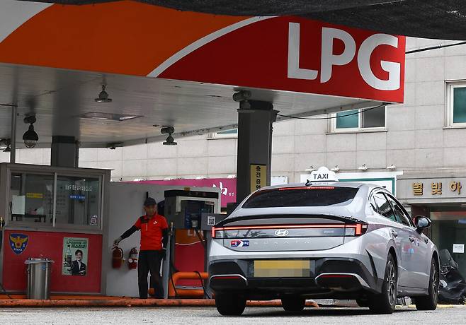 서울 한 LPG 충전소로 택시가 들어가고 있다. [사진=뉴시스]
