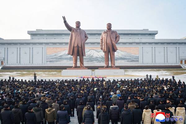 &nbsp;북한&nbsp;'사회주의애국청년동맹' 창립 80주년 기념행사 참가자들이 지난 15일 만수대 언덕의 김일성·김정일 동상에 헌화했다고 조선중앙통신이 16일 보도했다. 2026.1.16. 연합뉴스