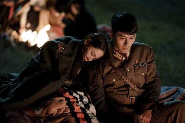 TV 드라마 '사랑의 불시착'&nbsp; 북한 주민들이 "목숨 걸고 보는 한국 드라마" 중의 하나로 알려져 있다.&nbsp; 일본경제신문 1월 9일
