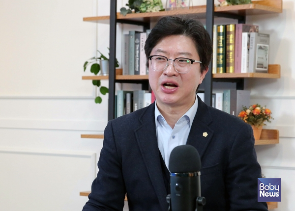 추승우 한국공인노무사회 전 부회장은 "노동정책과 제도는 단순히 법 조문에 머무는 것이 아니라, 사람의 삶을 다루는 제도라는 점을 잊지 말아야 한다"면서 "현장을 가장 잘 아는 전문가인 공인노무사들을 정책의 파트너로 받아들이고 적극 활용해 주시기를 부탁드린다"고 말했다. 이효상 기자 ⓒ베이비뉴스