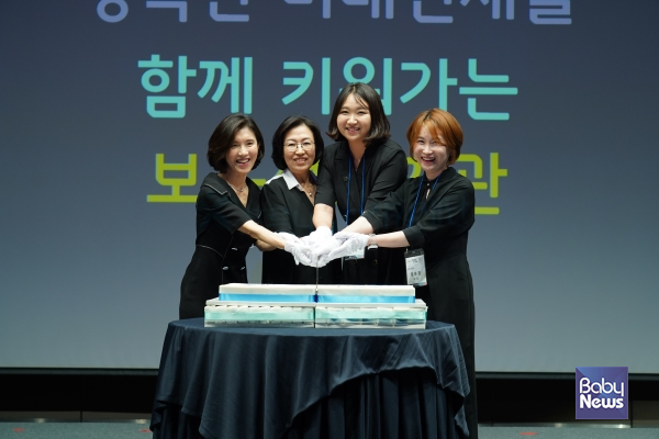 지난 2023년 푸르니보육지원재단 20주년 기념 선포식에서 박진재 대표(맨 좌측)와 관계자들이 기념케이크를 절단하고 있다. ⓒ푸르니보육지원재단
