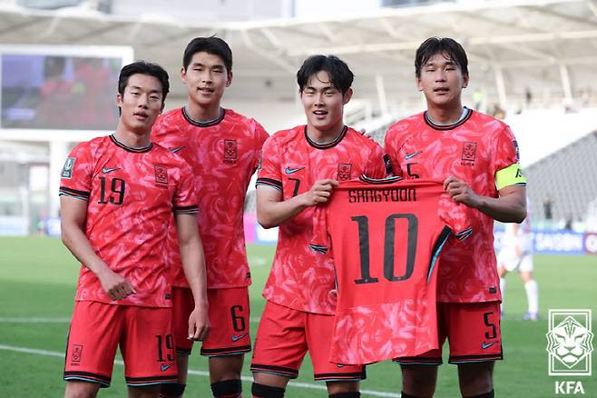(왼쪽부터)이건희,이찬욱,강성진,이현용이 10일 사우디 리야드의 알 샤바브 스타디움에서 열린 AFC U23 아시안컵 조별리그 2차전에서 득점한 뒤 세리머니를 하고 있다. 사진=대한축구협회