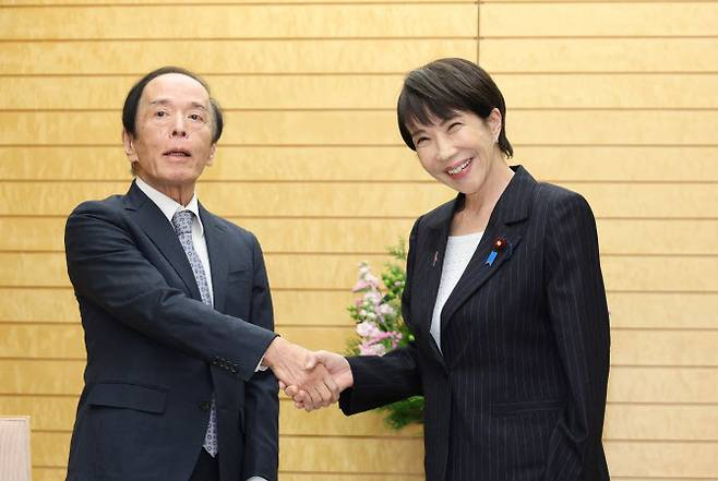 우에다 가즈오(왼쪽) 일본은행(BOJ) 총재와 다카이치 사나에 일본 총리. (사진=AFP)