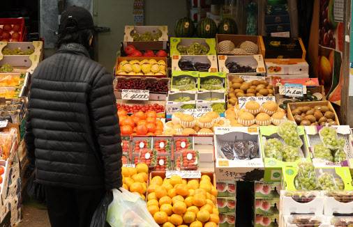 서울 마포구 망원시장 한 과일가게에 배를 포함한 과일들이 진열돼 있다.(사진=연합뉴스)