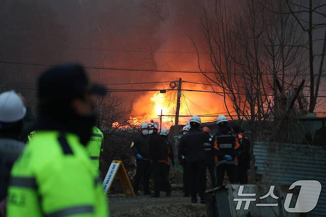 16일 오전 서울 강남구 개포동 구룡마을에서 불이나 출동한 소방대원들이 진화작업을 벌이고 있다. 2026.1.16/뉴스1 ⓒ News1 김진환 기자