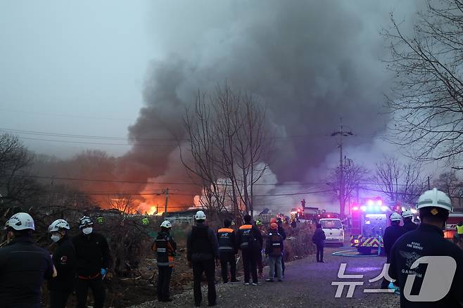 16일 오전 서울 강남구 개포동 구룡마을에서 불이나 출동한 소방대원들이 진화작업을 벌이고 있다. 2026.1.16/뉴스1 ⓒ News1 김진환 기자