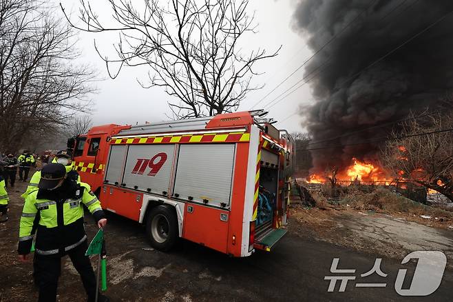 16일 오전 서울 강남구 개포동 구룡마을에서 발생한 화재로 출동한 경찰과 소방이 현장 대응을 하고 있다. 2026.1.16/뉴스1 ⓒ News1 김진환 기자