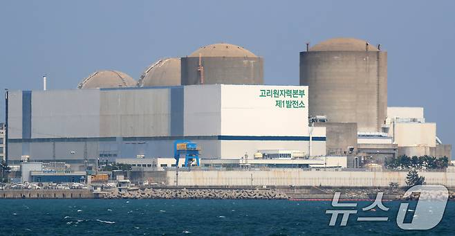 부산 기장군 장안읍 고리 1호기(오른쪽 첫 번째) 모습. 2025.6.26/뉴스1 ⓒ News1 윤일지 기자
