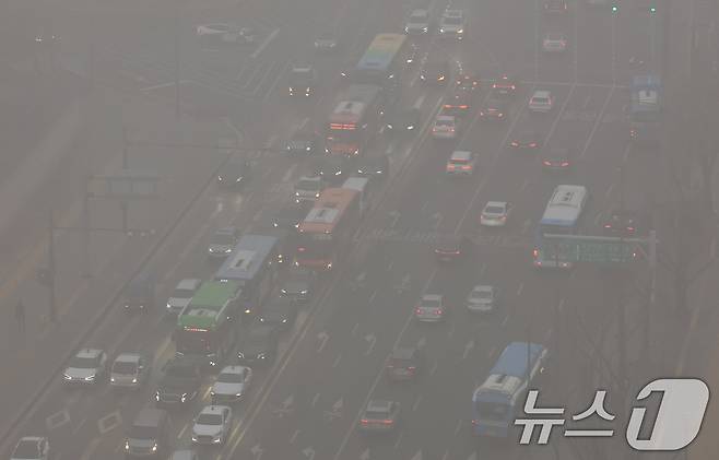 16일 서울 종로구 경복궁 인근이 초미세먼지와 짙은 안개로 뿌옇게 보이고 있다. 2026.1.16/뉴스1 ⓒ News1 임세영 기자