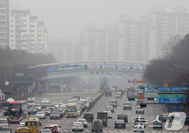 전국 곳곳이 짙은 안개와 먼지가 뒤엉키면서 초미세먼지농도가 '나쁨' 수준을 보인 16일 경기 수원시 영통구 일대가 안개와 미세먼지로 인해 뿌연 모습을 보이고 있다. 2026.1.16/뉴스1 ⓒ News1 김영운 기자