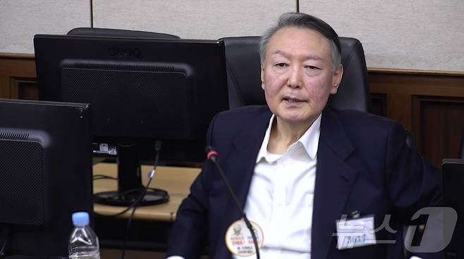 고위공직자범죄수사처(공수처) 체포영장 집행 방해 및 국무위원 심의권 침해로 재판에 넘겨진 윤석열 전 대통령. (중앙지법 제공. 재판매 및 DB 금지) 2025.12.26/뉴스1