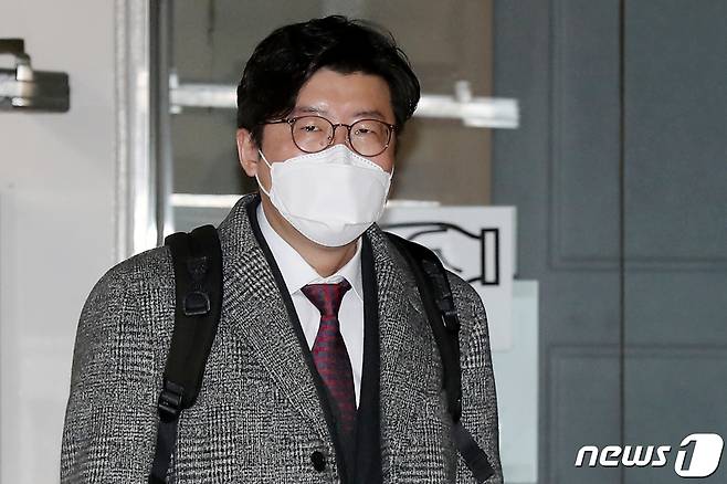 김학의 전 법무부 차관 불법 출국금지에 관여한 혐의로 기소된 이규원 전 검사가 21일 오전 서울 서초구 서울중앙지법에서 열린 속행공판을 마친 뒤 법원을 나서고 있다./뉴스1 ⓒ News1 민경석 기자