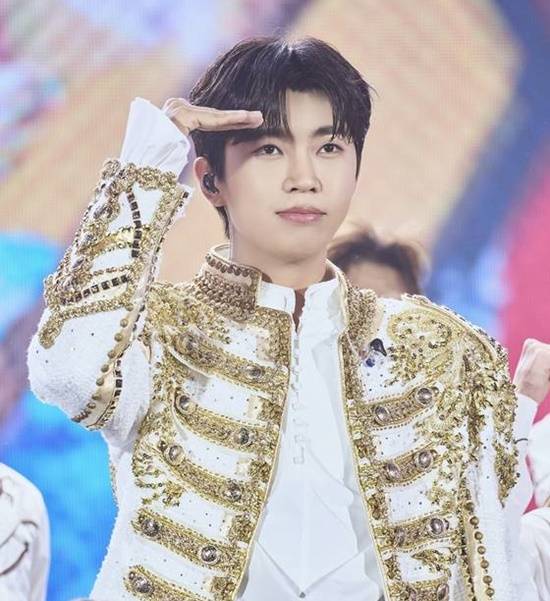 가수 임영웅의 전국투어 앵콜 콘서트가 오늘(16일)부터 사흘간 서울 고척스카이돔에서 열린다. 국내 최대 규모의 실내 공연장인 고척스카이돔에는 하루 약 1만 8000 명, 사흘간 총 5만 4000 명의 관객이 운집할 것으로 예상된다. /물고기뮤직