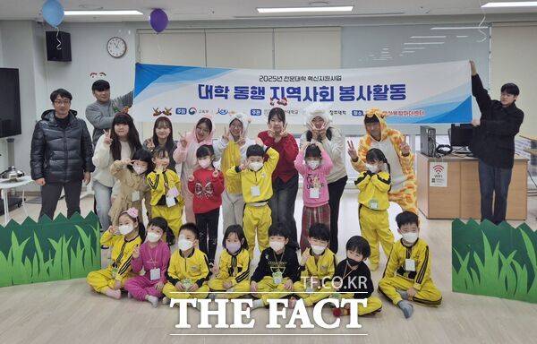 대전보건대학교가 우송정보대학교와 대학 간 공유·협력 강화의 일환으로 '대학 동행 지역사회 봉사활동'을 15일 대덕구육아복합마더센터에서 펼쳤다. /대전보건대학교