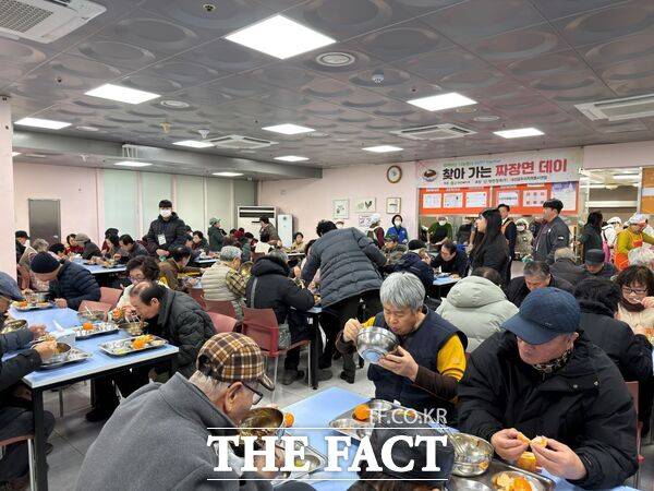 송헌복지회와 대전곰두리자원봉사단연합이 15일 대덕구노인종합복지관에서 복지관 이용 어르신 300명에게 '찾아가는 짜장면 데이' 봉사를 펼치고 있다. /대덕구노인종합복지관