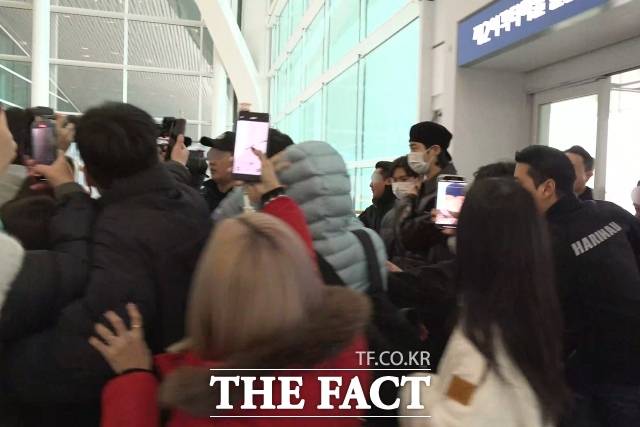 포토타임을 마치고 공항 안으로 들어온 배우 변우석이 팬들에 둘러싸이고 있다. /인천국제공항=이상빈 기자