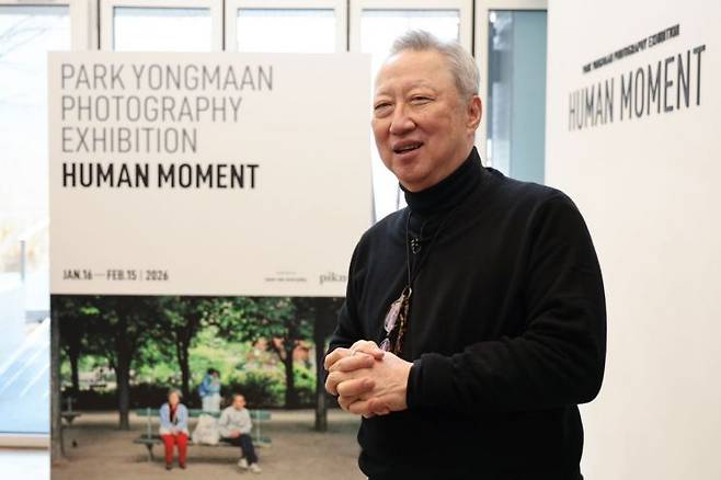 박용만 전 두산그룹 회장이 15일 서울 중구 피크닉에서 열린 박용만 개인전 '휴먼 모먼트' 전시 기자간담회에서 전시 사진을 소개하고 있다. 연합뉴스 제공