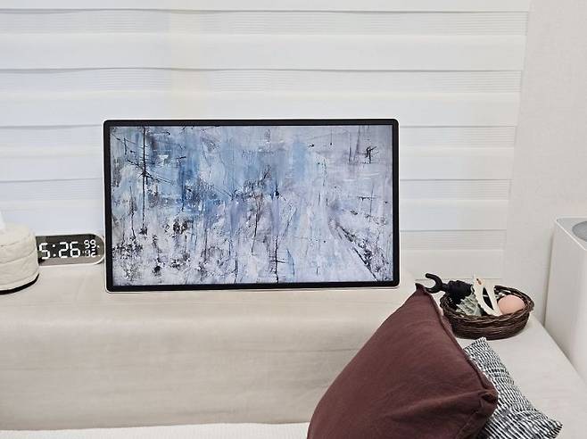 삼성전자의 무선 이동식 스크린 '더 무빙스타일'의 스크린을 액자로 활용한 모습. 박준이 기자