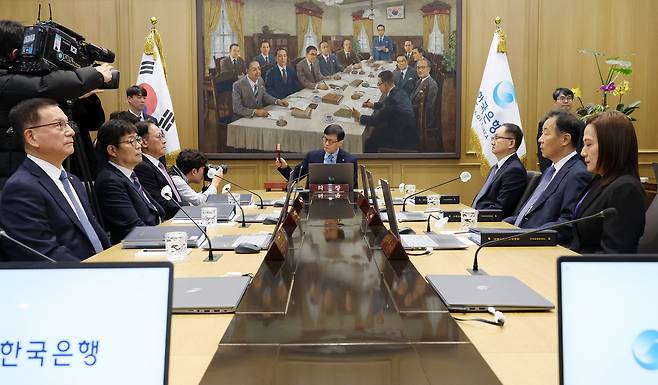 이창용 한국은행 총재가 15일 오전 서울 중구 한국은행에서 열린 금융통화위원회 본회의에서 의사봉을 두드리고 있다./사진공동취재단