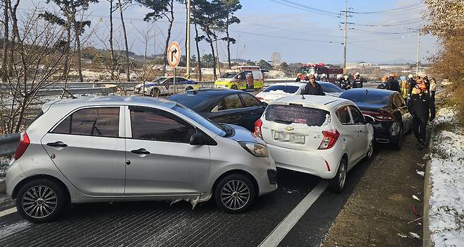 지난 달 4일 전북 고창군 대산면 산수리의 한 차도에서 블랙아이스로 인한 차량들의 추돌사고로 도로가 막혀 있다./고창소방서
