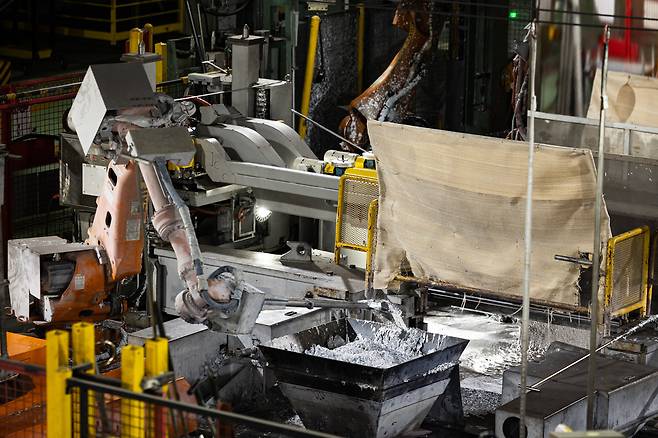 지난 6일 포스코 광양제철소의 한 도금 공장에서 로봇 팔이 아연 용액에 뜬 부유물을 건져내 바구니에 털어내고 있다. 카메라와 AI(인공지능)가 부유물의 위치와 크기를 인식하면, 로봇 팔이 그 지점으로 이동해 제거하는 방식이다. 이런 이물질은 강판 표면에 흠집이 생기게 해 제품의 품질을 떨어뜨리는 주요 원인이 된다. /포스코