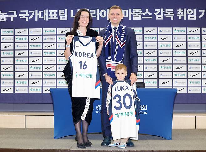남자 농구 국가대표팀을 이끌게 된 니콜라이스 마줄스 감독이 16일 서울 중구 프레스센터에서 열린 취임 기자회견에서 유재학 KBL 경기본부장으로부터 유니폼을 전달받은 뒤 아내, 아들과 함께 기념 촬영을 하고 있다. /뉴스1