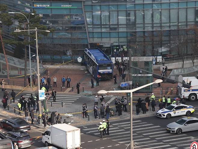 16일 오후 서울 서대문역 사거리에서 버스가 인도로 돌진 뒤 건물에 충돌해 경찰과 소방대원들이 현장을 수습하고 있다./연합뉴스