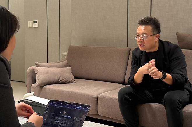 웬 상(Wen Sang) 젠스파크 공동창업자 겸 최고운영책임자(COO)가 인공지능이 가져올 일의 미래에 대해 열정적으로 설명하고 있다. /류현정 기자