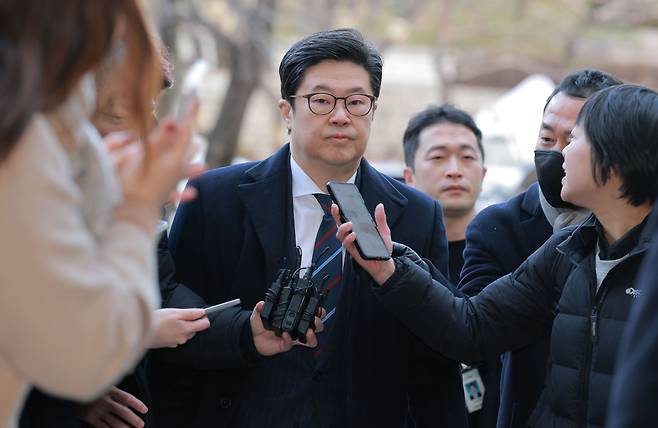 '홈플러스 사태' 관련 자본시장법 위반 등의 혐의를 받는 김병주 MBK파트너스 회장이 13일 오전 서울 서초구 서울중앙지방법원에서 열린 구속 전 피의자 심문(영장실질심사)에 출석하고 있다. /뉴스1