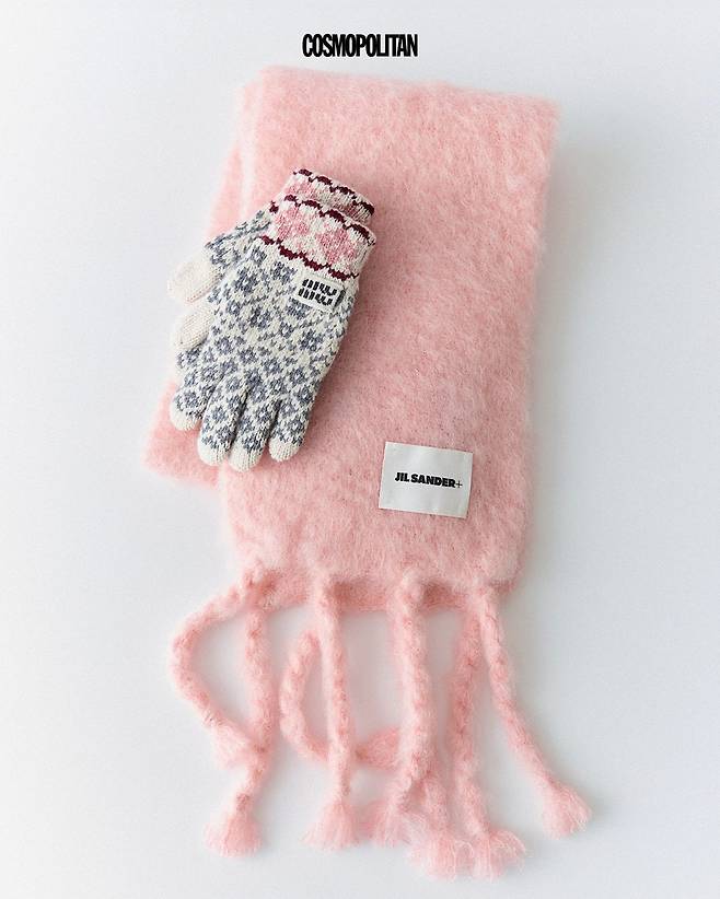 캐시미어 글러브 78만원 Miu Miu. 모헤어 머플러 68만원 Jil Sander.