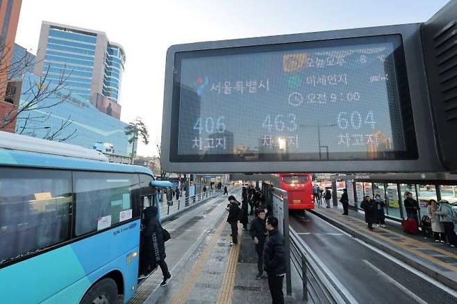 서울시내버스 파업이 진행중인 13일, 서울역 버스환승센터 전광판에 각 노선버스의 위치가 '차고지'로 표시되고 있다.ⓒ연합뉴스