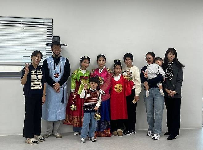 2025년 박물관 교육프로그램 ‘포천 역사와 함께하는 K-문화체험!’에 참여한 다문화 가정들의 모습ⓒ포천시 제공