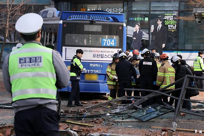 16일 오후 서울 서대문역 인근에서 시내버스가 건물로 돌진하는 사고가 발생해 경찰과 소방대원이 현장을 수습하고 있다. 이 사고로 현재 4명이 부상을 입고 그 중 1명이 중상인 것으로 알려졌다. 2026.1.16 (서울=뉴스1)