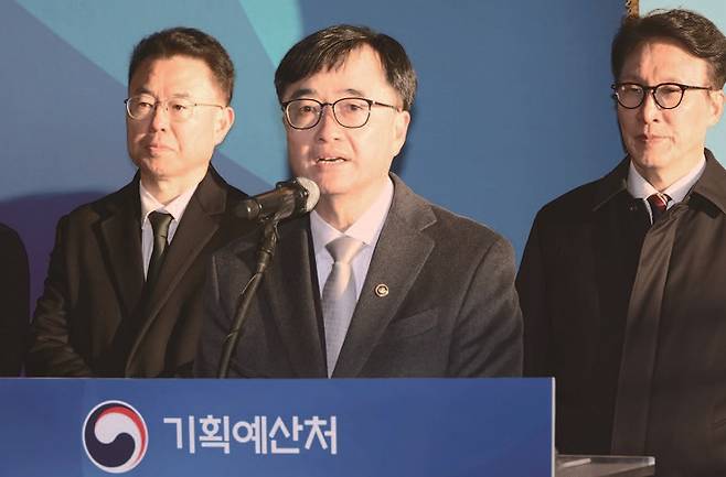 임기근(가운데) 기획예산처 장관 직무대행 차관이 1월 2일 세종시 정부세종청사에서 열린 기획처 현판 제막식에서 출범사를 하고 있다. /사진 뉴시스