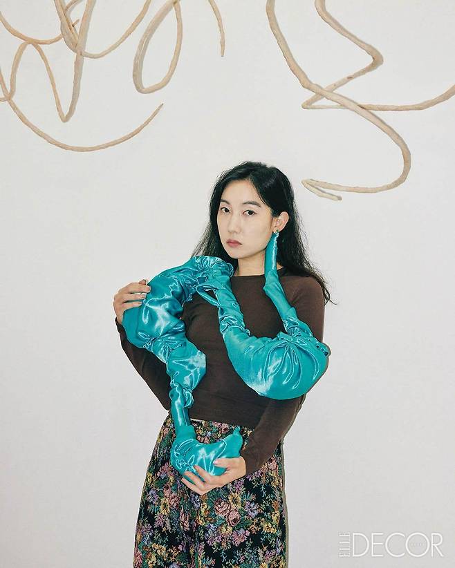 2026 아트 바젤 홍콩에서 발표할 신작 ‘Bag with you’를 들고 있는 우한나 작가. 위에는 또 다른 조각의 뼈대가 될 오브제가 매달려 있다.
