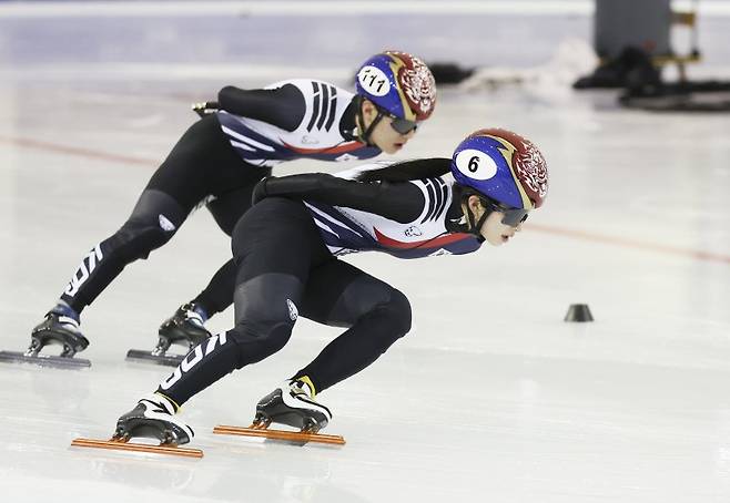 쇼트트랙 김길리가 7일 충북 진천 국가대표선수촌에서 열린 밀라노코르티나 동계올림픽 D-30 미디어데이에서 훈련을 하고 있다. 뉴시스