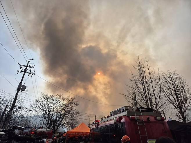 16일 오전 서울 강남구 개포동 구룡마을 화재 현장에서 짙은 연기가 마을 일대를 뒤덮고 있다. 사진=김예지 기자