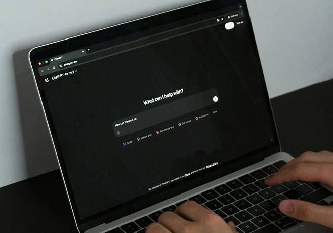이동은 가능하지만, 그 자유는 언제나 전력이 공급되는 조건 아래에서만 성립하는 제한된 자유다. Berke Citak/ Unsplash