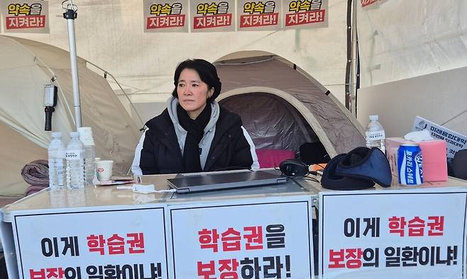 김상미 제주대 미래융합대학 실버케어복지학과 교수가 15일 제주시 아라1동 제주대학교 정문 앞에서 사흘째 단식 농성을 이어가고 있다. 서보미 기자