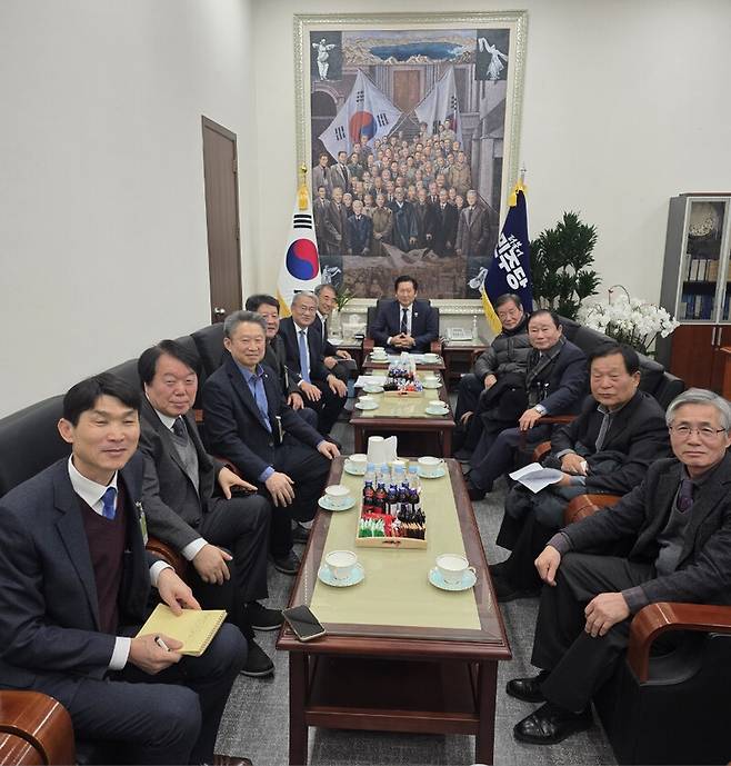 동학농민혁명 관련 대표자들이 지난 12일 정청래 더불어민주당 대표와 면담을 갖고, 동학농민혁명 2차 참여자 서훈 추서를 위한 법률 개정에 당론 채택을 건의했다. 이윤영 관장 제공