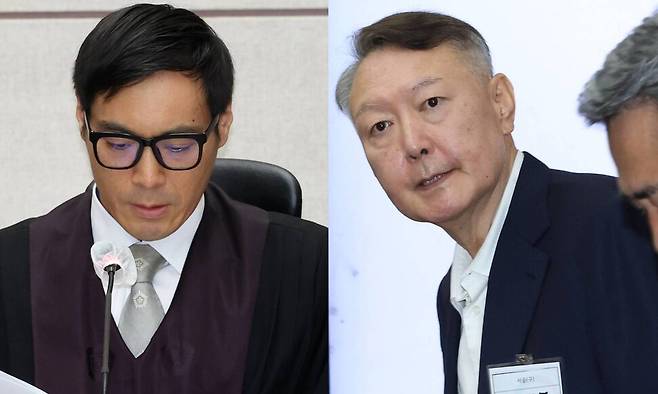 지난해 9월26일 서울 서초구 서울중앙지법에서 윤석열 전 대통령의 특수공무집행방해, 직권남용 권리행사방해 등 혐의 재판을 맡은 백대현 부장판사가 자료를 살펴보고 있다.(왼쪽) 오른쪽은 같은 날 해당 재판에 출석한 윤 전 대통령. 사진공동취재단