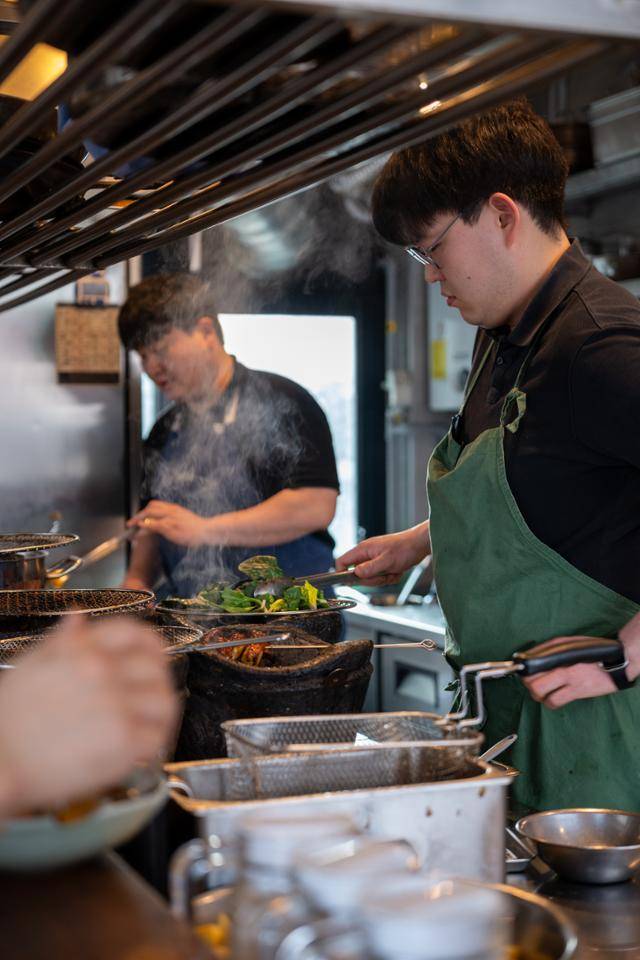 서울 종로구 '호라파'를 운영하는 손승희(오른쪽) 셰프가 매장 주방에서 요리를 하고 있다.