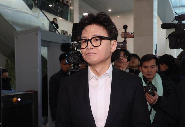 국민의힘 한동훈 전 대표가 14일 당 윤리위원회가 본인을 제명 결정한 것과 관련해 소통관에서 입장을 밝히고 퇴장하고 있다. 민경석 기자