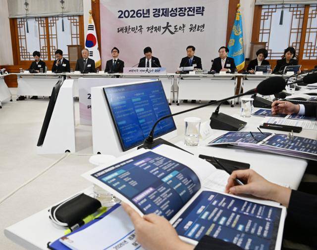 ㄴ다. 9일 청와대에서 열린 '2026년 경제성장전략 국민보고회'의 참석자들이 발표 자료를 살펴보고 있다. 왕태석 선임기자