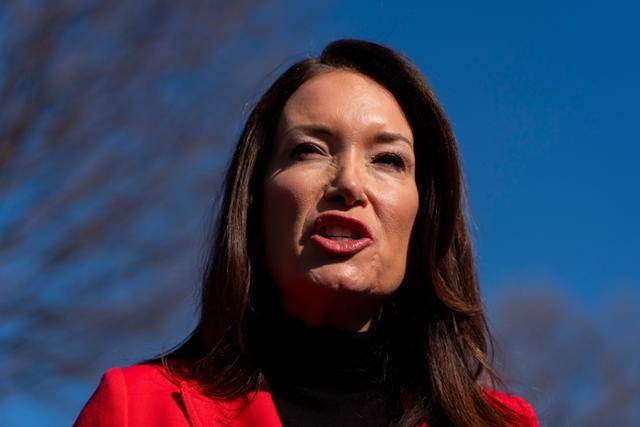 브룩 롤린스 미국 농무부 장관이 지난해 미 워싱턴 백악관에서 취재진과 이야기하고 있다. 워싱턴=AP 연합뉴스