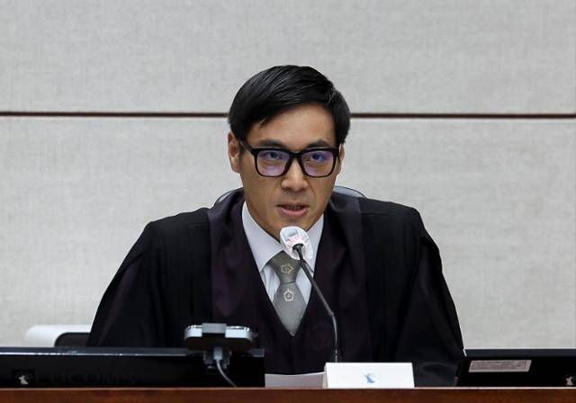 백대현 부장판사가 26일 서울 서초구 서울중앙지방법원에서 열린 윤석열 전 대통령에 대한 '특수공무 집행 방해, 직권남용 권리행사 방해 혐의' 재판에서 발언하고 있다. 사진공동취재단